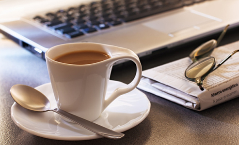 Moderar el consumo de café es uno de los hábitos saludables en la oficina