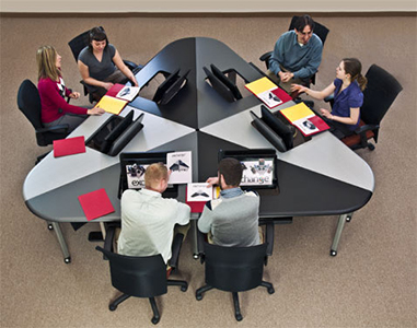 Mesa de reuniones con forma triangular para trabajar