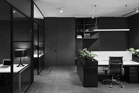 Despacho moderno en tonos negros