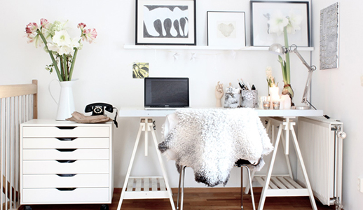 Oficinas en casa en tonos color blanco